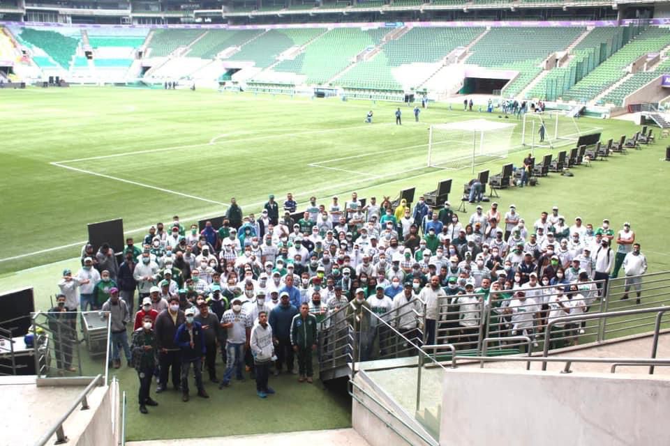 Foto 3 de 4 — Membros da Mancha Verde Araraquara ajudam na montagem de mosaico no Allianz Parque